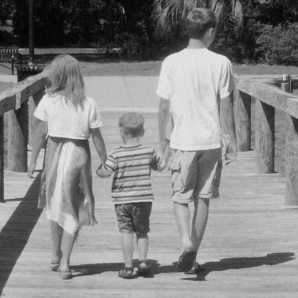 Meet your Posher, Tanya aka THRIFTYNAVYMOM ⚓️ - Picture 1 of 13